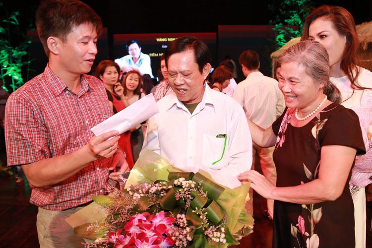 Nhac si Vinh Su duoc khan gia tang tien toi tap